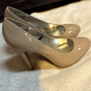 Steve Madden woman’s cream colored heels size 10